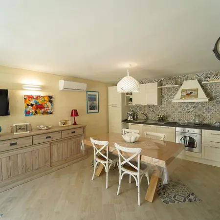 Tamarix Bed & Breakfast 4*